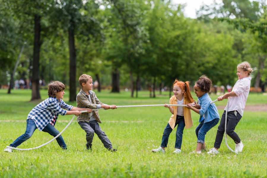 kids playing tug of water