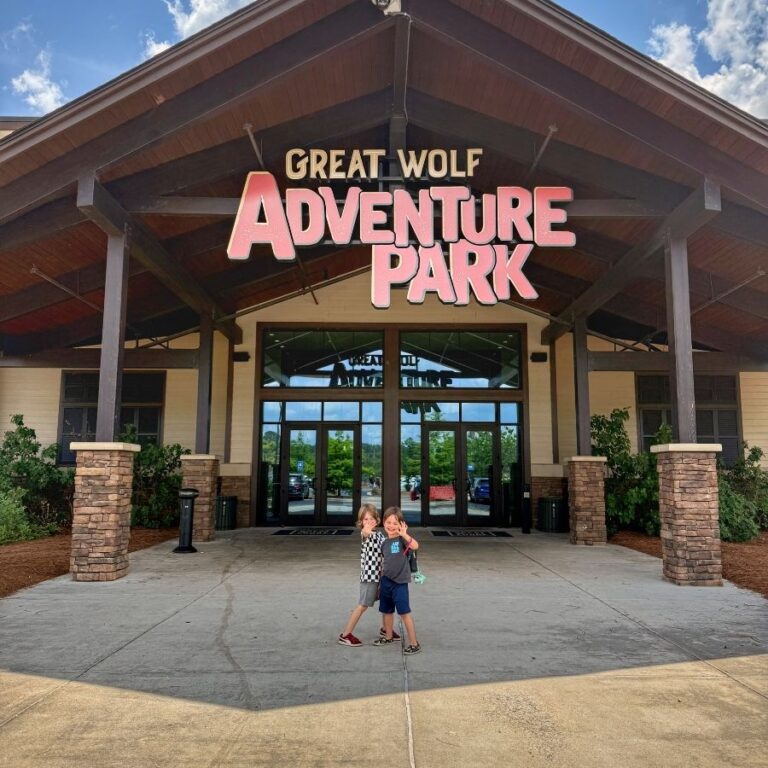 kids in front of great wolf lodge