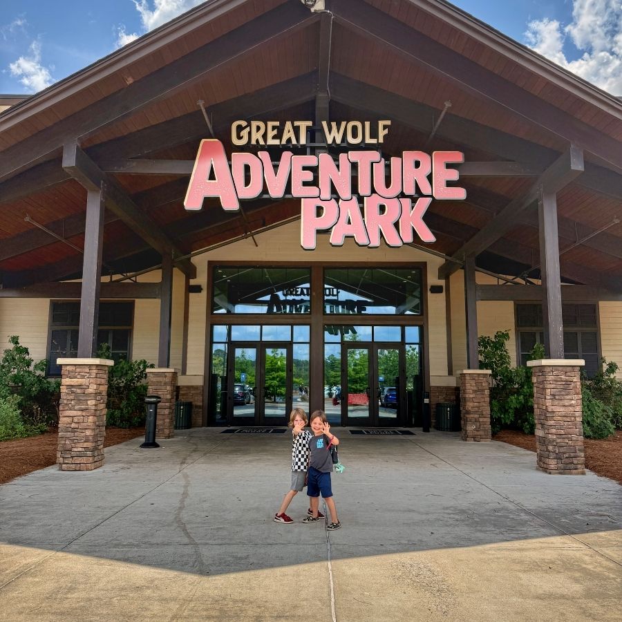 kids in front of great wolf lodge