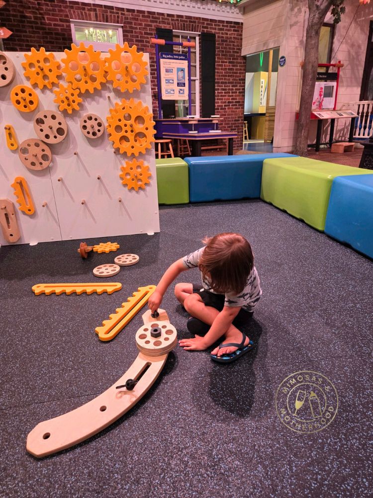 Show a child play at the Earlyworks Museum